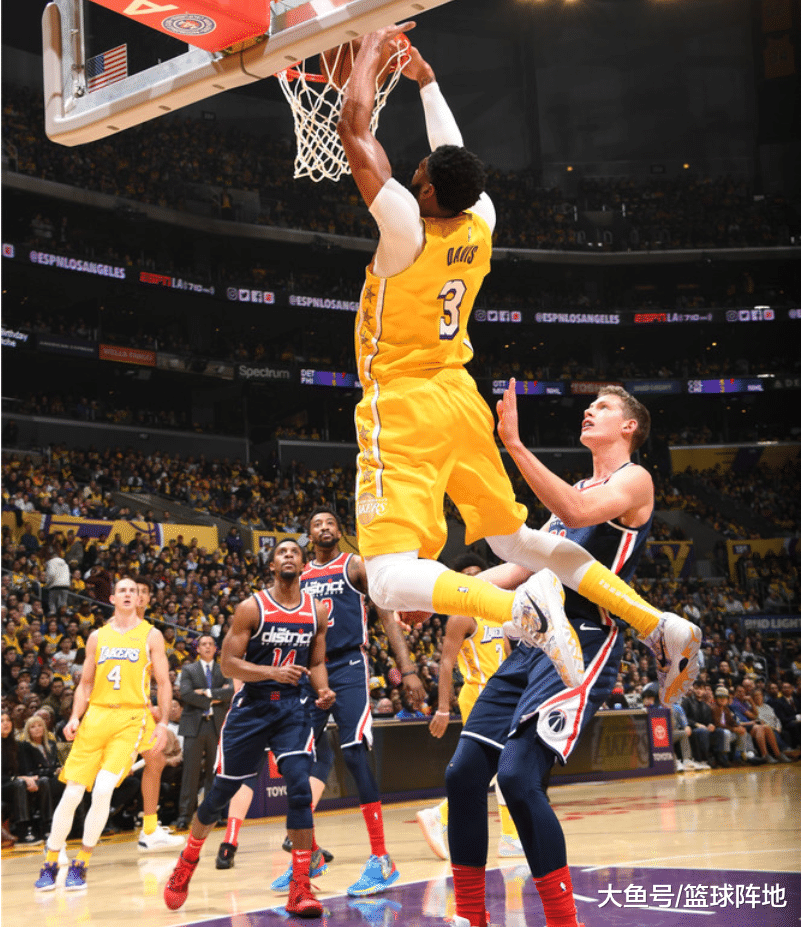 NG娱乐-莱万多夫斯基爆冷击败雄鹿，爆冷引爆全场！的简单介绍